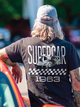 Vêtement de la collection Supercar de La Cabane à Textile porté par un modèle.